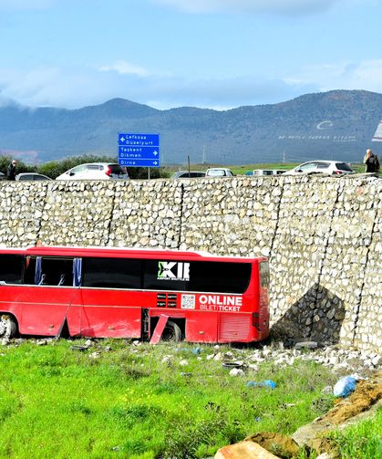 Kontrolden çıkan KIBHAS’a ait yolcu otobüsü tarla içine düştü..Kazada 2 kişi yaralandı