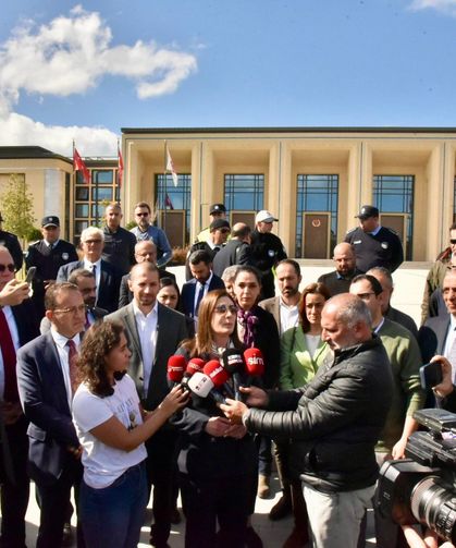 Fiber Optik Protokolü’ne Meclis içinde muhalefet milletvekilleri karşı çıkarken Meclis önünde sendikalar tepkilerini ort