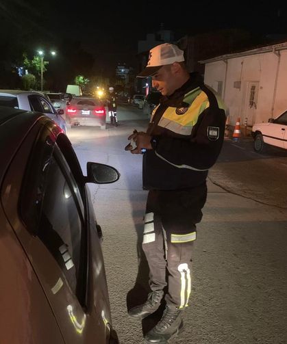 Dünkü trafik denetimlerinde 467 sürücü yazıldı, 53 araç trafikten men edildi, 1 sürücü de tutuklandı