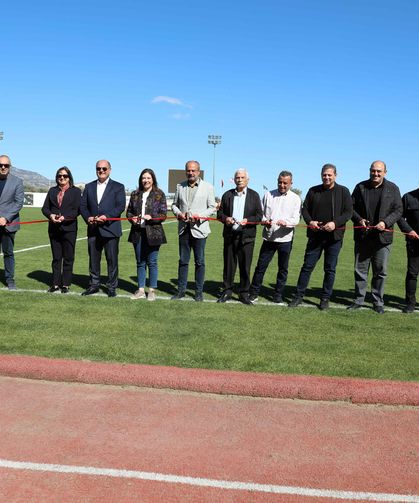 Değirmenlik'te zemini doğal çime dönüştürülen Sadık Cemil Stadyumu'nda açılış töreni yapıldı