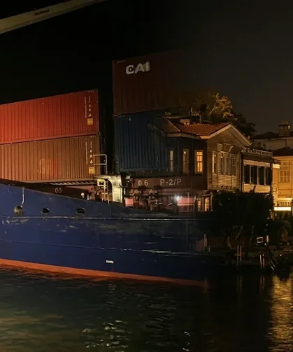 İstanbul Boğazı’nda gemi alarmı: “KAPPA” yalıya metreler kala karaya oturdu