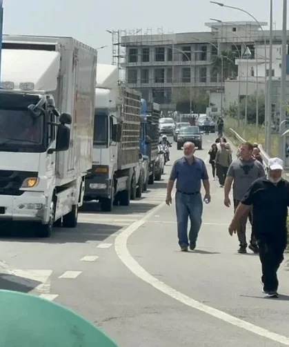 Eylem yapan Rum hayvancılar Rizoelia çemberini kapattı....