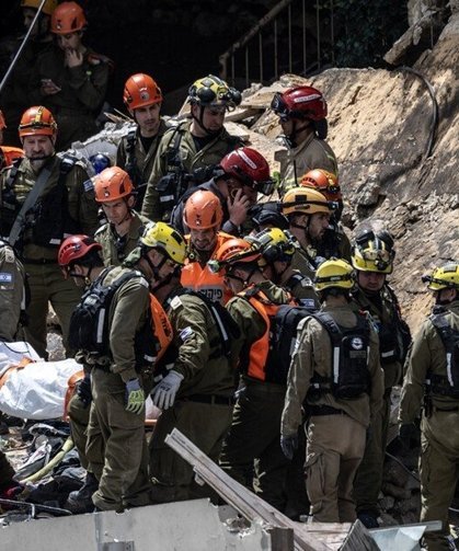 İran'ın misillemesinin ardından, Hayfa'da enkaz altında kalan 4 kişinin cesedine ulaşıldı