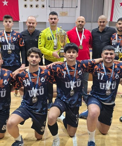 Hentbolda UKÜ’den çifte zafer