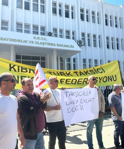 Taksiciler bakanlık önünde: Sektör sahada, araçlar Bayındırlık’a yığıldı