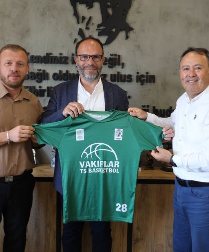 Sadıkoğlu, KKTC Vakıflar Tekerlekli Sandalye Basketbol Takımı’nı kabul etti