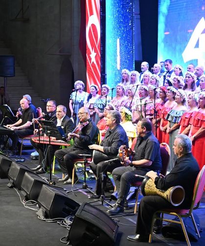 Bahar Esintileri Sanat Derneği Korosu Portakal Festivali’nde konser verdi