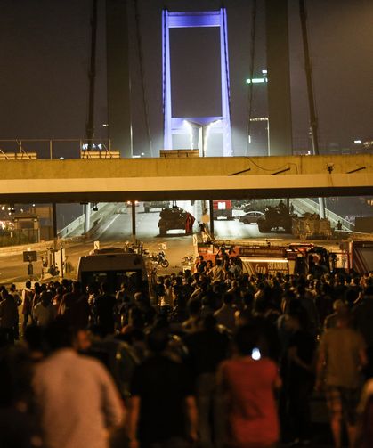 15 Temmuz mesajları: "Dünyaya demokrasi dersi verildi"