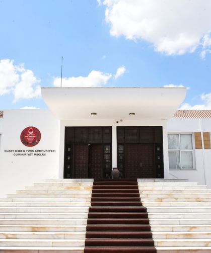 Başbakanlığa bağlı bazı kurumlar eski Meclis binasına taşınıyor