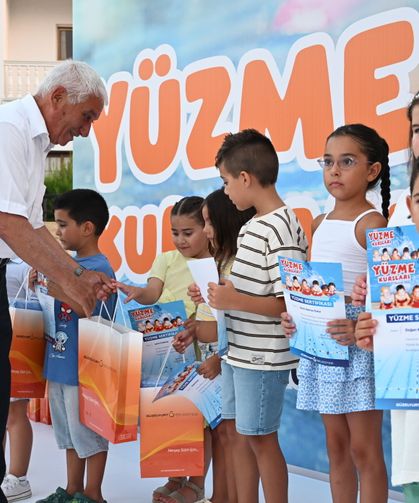 Güzelyurt Belediyesi’nin düzenlediği yüzme kursunu tamamlayan çocuklar sertifikalarını aldı