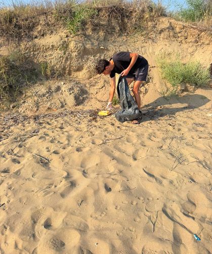 Gönüllü çevreci gençlerden oluşan ekipler sahil temizlik çalışmalarına devam ediyor