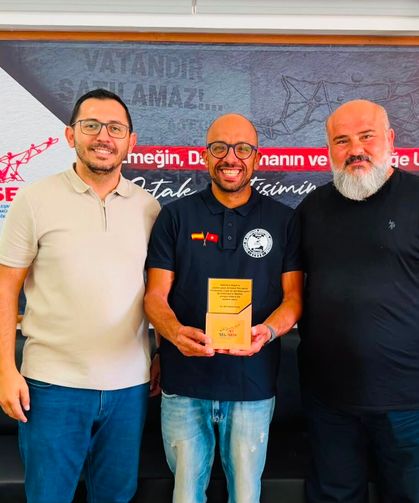 Tel-Sen, Cebelitarık'ı geçen ilk Kıbrıslı yüzücü İlker’e plaket verdi