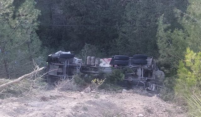 Beton mikseri devrildi.Araç sürücüsü yaşamını yitirdi