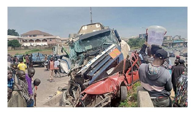 Nijerya'da iki ayrı trafik kazasında 24 kişi hayatını kaybetti