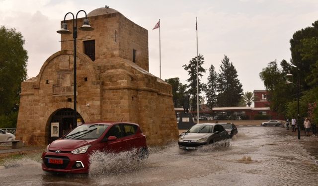 Polisten yollardaki su birikintileri nedeniyle sürücülere uyarı