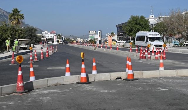 Üstel, Arıklı ile birlikte Alsancak girişine yeni yapılan çember düzenlemesini yerinde inceledi