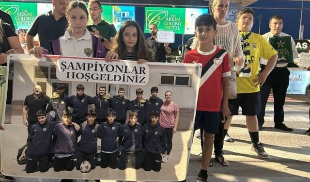 Şampiyon TMK'lı öğrenciler, Ercan'da çiçeklerle karışlandı