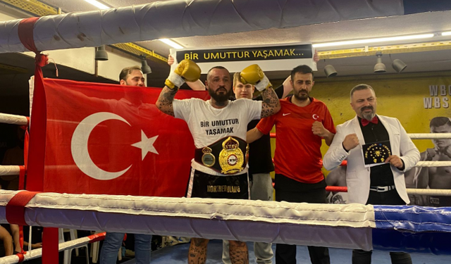 Kıbrıslı Türk Milli Boksör Demir Yumruk Metin Turunç yine gururlandırdı