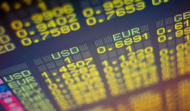 Sterlin 51,30, euro 43,75, dolar 38,50 TL’den işlem görüyor