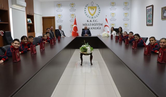 Çavuşoğlu, 47. TRT Uluslararası 23 Nisan Çocuk Şenliği’ne katılacak öğrencileri kabul etti