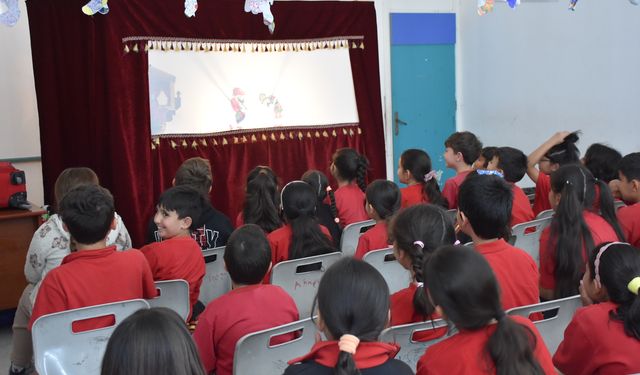 Karagöz ile Hacivat gölge oyunları Girne'deki ilkokullarda eğitim alan öğrenciler için sahneleniyor