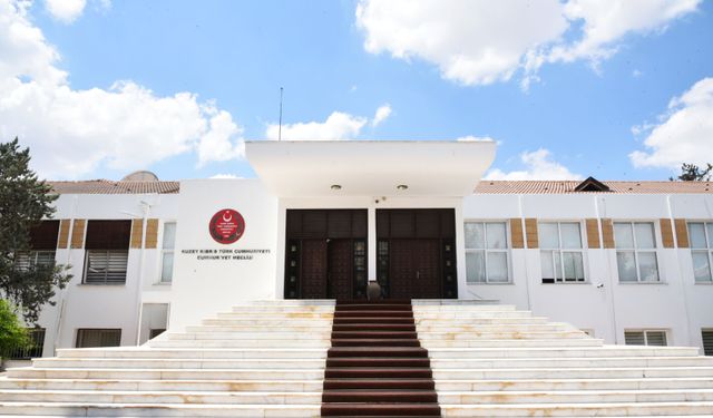 Tarihe tanıklık eden binaya veda… KKTC Cumhuriyet Meclisi’nde bir devir sona erdi