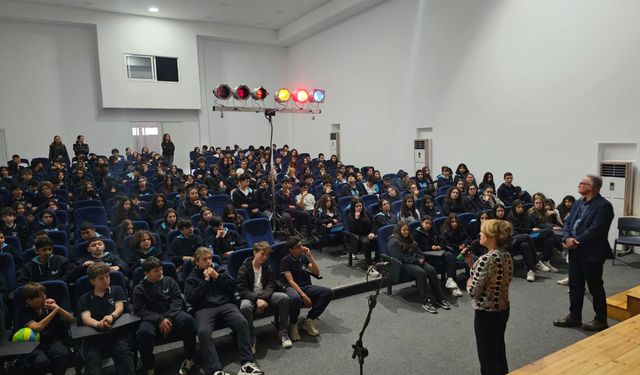 Rüya Taner, 19 Mayıs Türk Maarif Koleji öğrencileriyle bir araya geldi