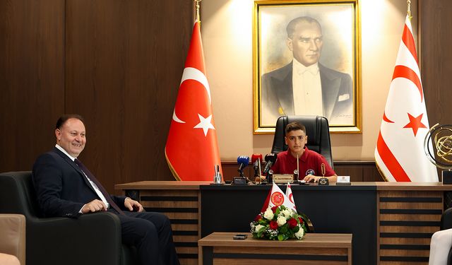 Meclis Başkanı Öztürkler, makamını Dipkarpaz İlkokulu öğrencisi Çınar Güngör’e devretti