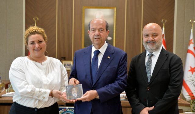 Cumhurbaşkanı Ersin Tatar'a albüm takdimi yapıldı