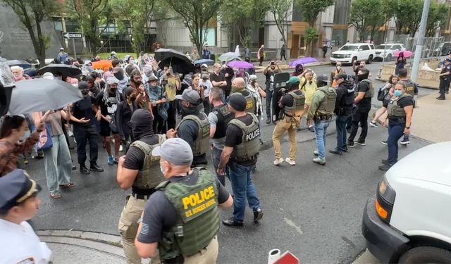 ABD'nin New York kentinde göçmenlere destek gösterisinde onlarca protestocu gözaltına alındı