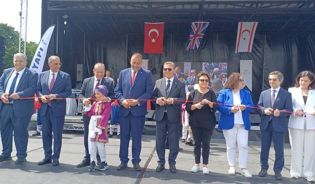 Bakan Ataoğlu, Londra’da düzenlenen 8. Kıbrıs Türk Kültür Festivali’ne katılarak konuşma yaptı