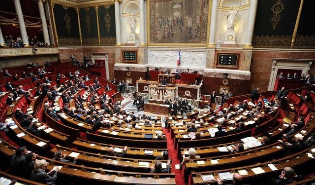 Fransa Meclisi’nin tavanından su sızdı, oturuma ara verildi