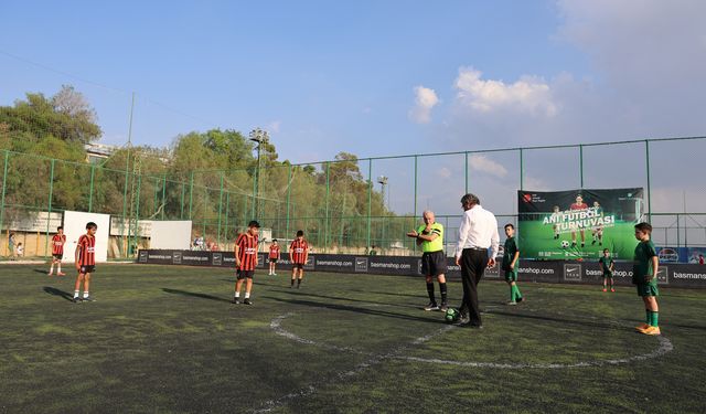 Geleneksel 27’nci Naci Talat Halı Saha Anı Futbol Turnuvası başladı