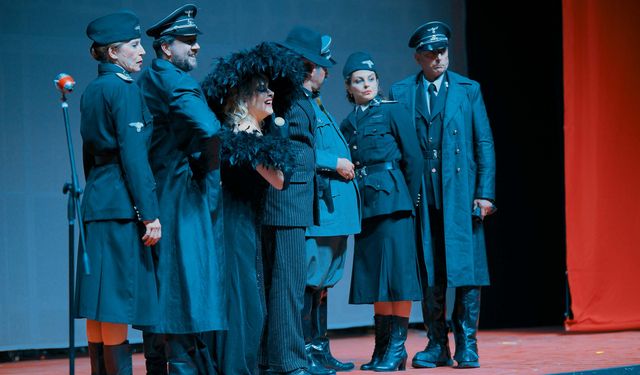 21. Kıbrıs Tiyatro Festivali kapsamında “Yaşamak mı, yoksa ölmek mi?” oyunu sahnelendi