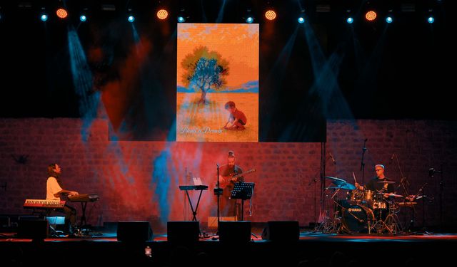 Gazimağusa'da Magnetic Faces Trio konser verdi