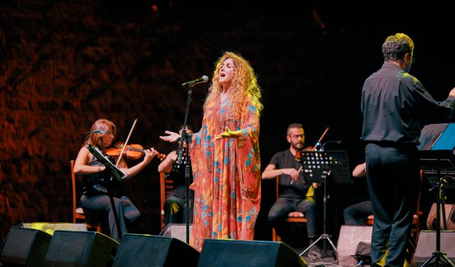 Serenad Bağcan ve Mağusa Kent Orkestrası Othello Kalesi’nde konser verdi