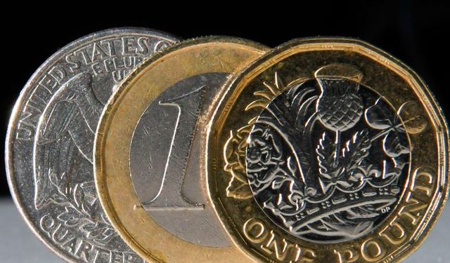 Sterlin 54,15 TL, euro 47,15 TL, dolar 40,78 TL'den işlem görüyor
