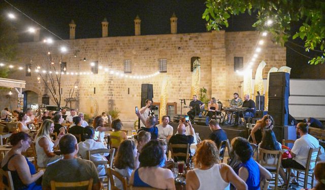 LTB Akustik Sahne’de Aysu Mişon sahne aldı