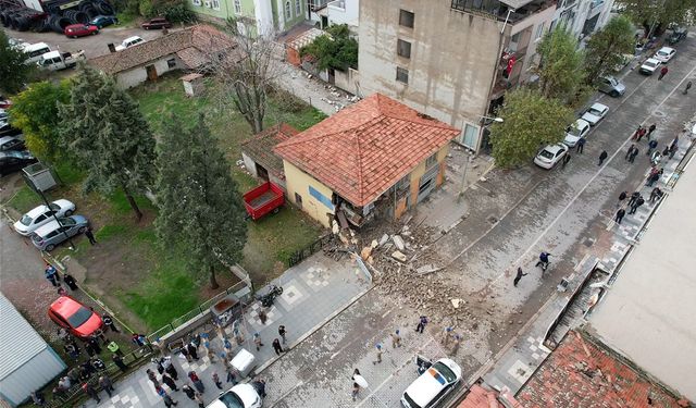 Sındırgı'da 6,1 büyüklüğündeki depremin ardından artçı sarsıntılar devam ediyor