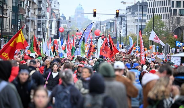 Belçika'da genel grev hayatı durma noktasına getirdi