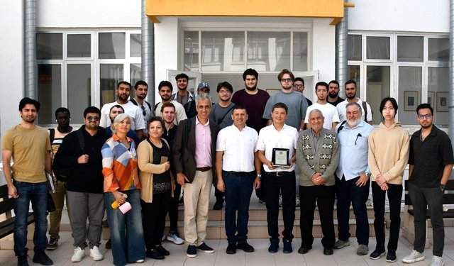 Ödüllü fizikçi Boshkayev DAÜ'de "kompakt nesneler" üzerinde sunum yaptı