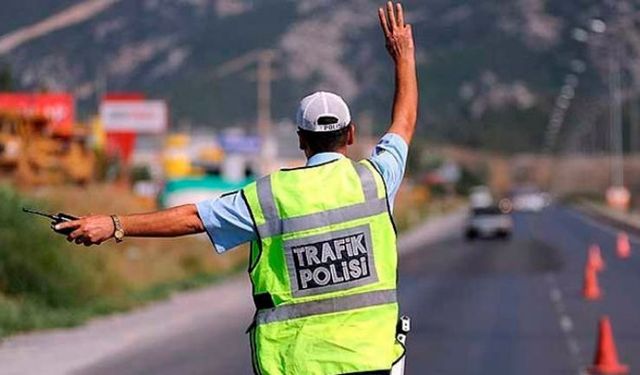 Ülke genelinde trafik denetimleri… 295 sürücü rapor, 42 araç trafikten men edildi; 4 sürücü ise tutuklandı