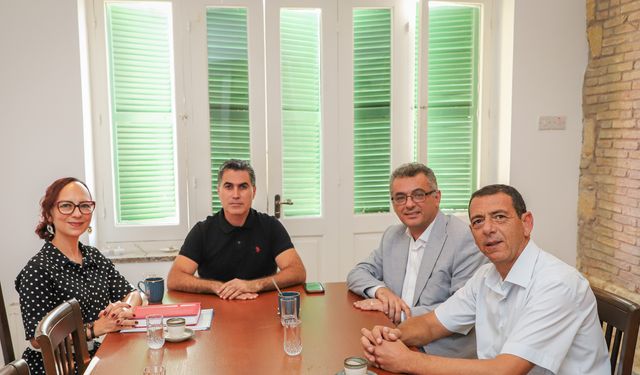 Erhürman, Kimliksizler Derneği’ni ziyaret etti