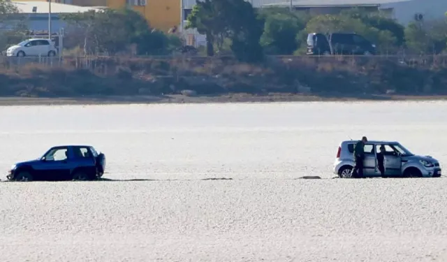 Larnaka Tuz Gölü’nde mahsur kalan 2 araç kurtarıldı