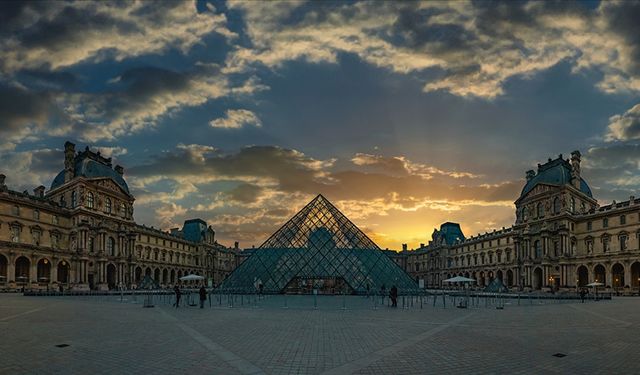 Louvre Müzesi soygun sonrası yeniden açıldı