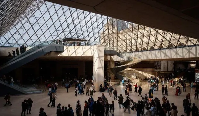 Louvre Müzesi soyuldu: Hırsızlar mücevherleri çalıp kaçtı