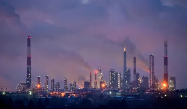 Petrol fiyatları, ABD'nin yeni Rusya yaptırımları sonrası yüzde 2'den fazla arttı