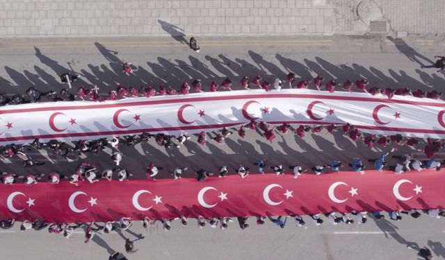 100’er metrelik KKTC ve TC bayrakları taşındı