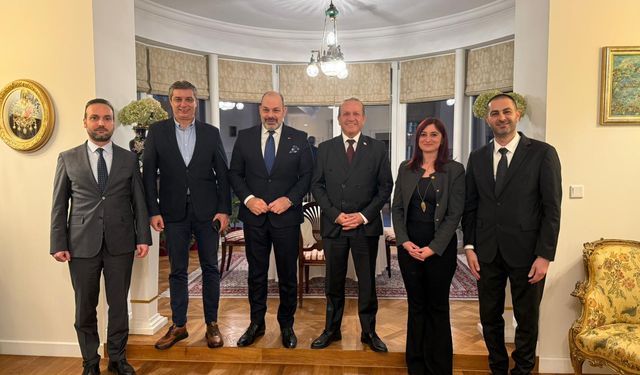 Bakan Ataoğlu, Polonya ziyaretinde Büyükelçi Denktaş'ı makamında ziyaret etti