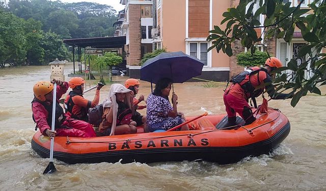 Endonezya'da şiddetli yağışların yol açtığı afetlerde ölenlerin sayısı 174'e yükseldi